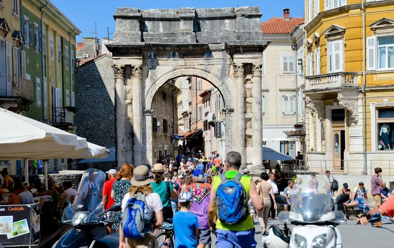 Iva Apartments&Bikes Pula 0*,